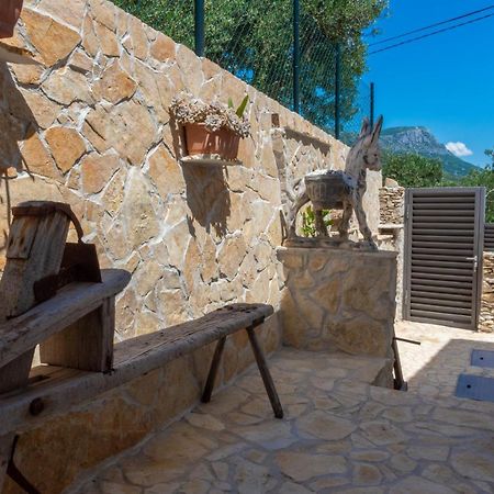 Plum Holiday Home Kastel Stari Exterior photo