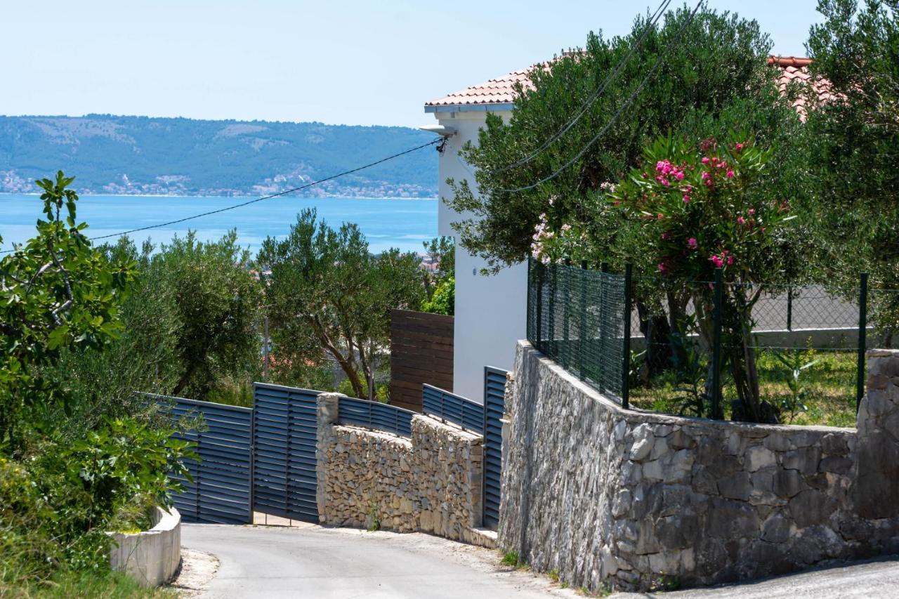 Plum Holiday Home Kastel Stari Exterior photo