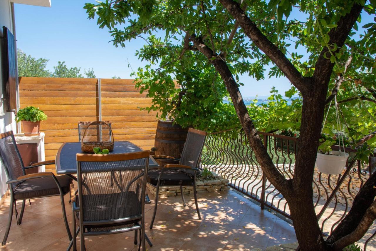 Plum Holiday Home Kastel Stari Exterior photo