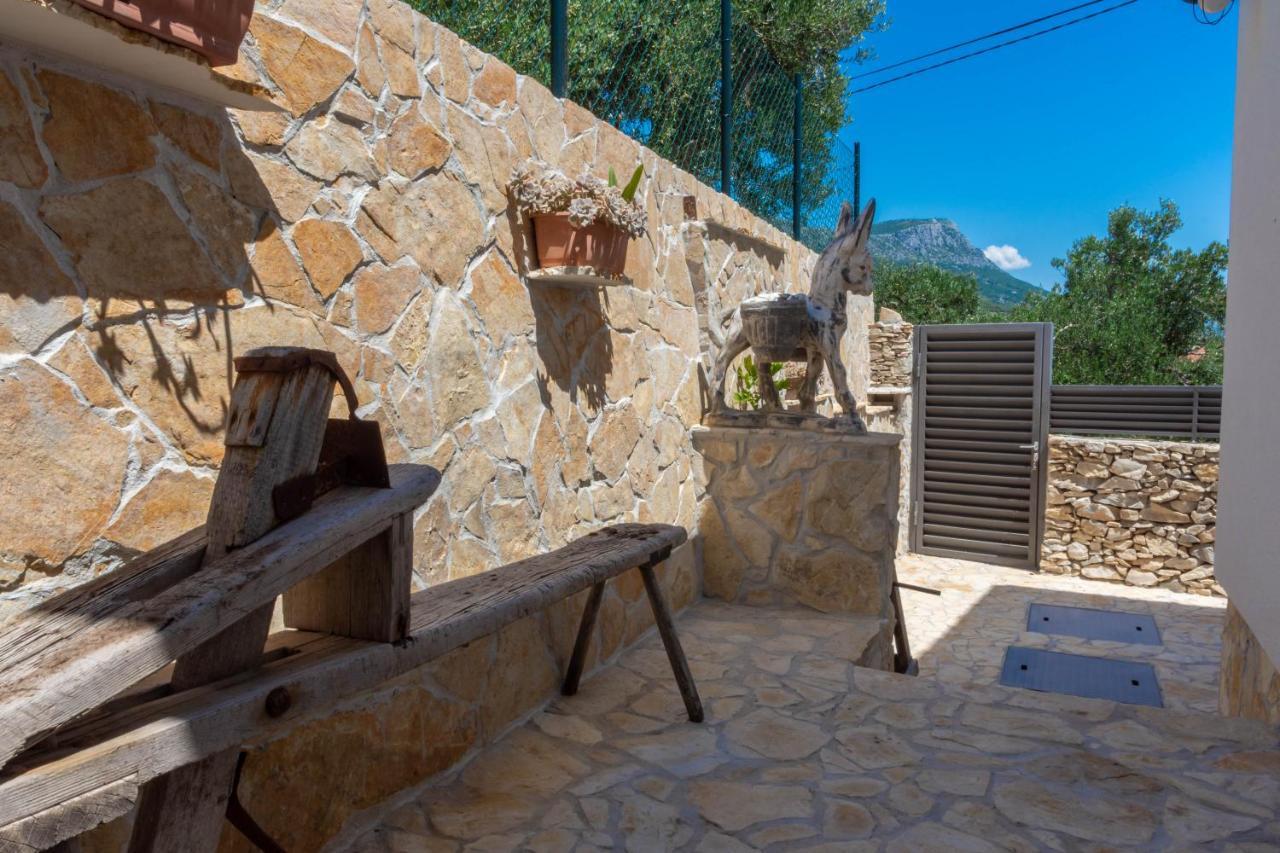 Plum Holiday Home Kastel Stari Exterior photo