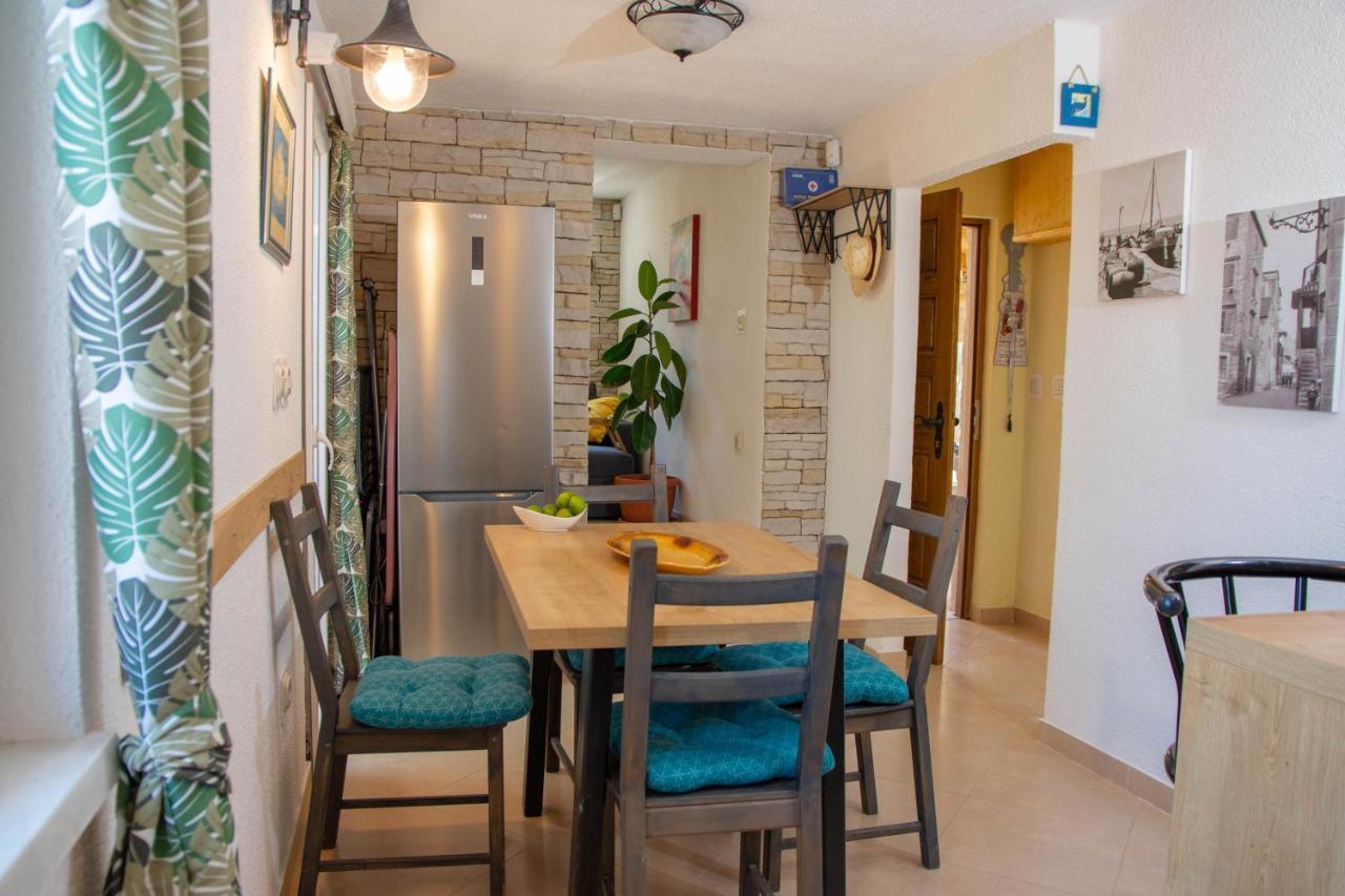 Plum Holiday Home Kastel Stari Exterior photo
