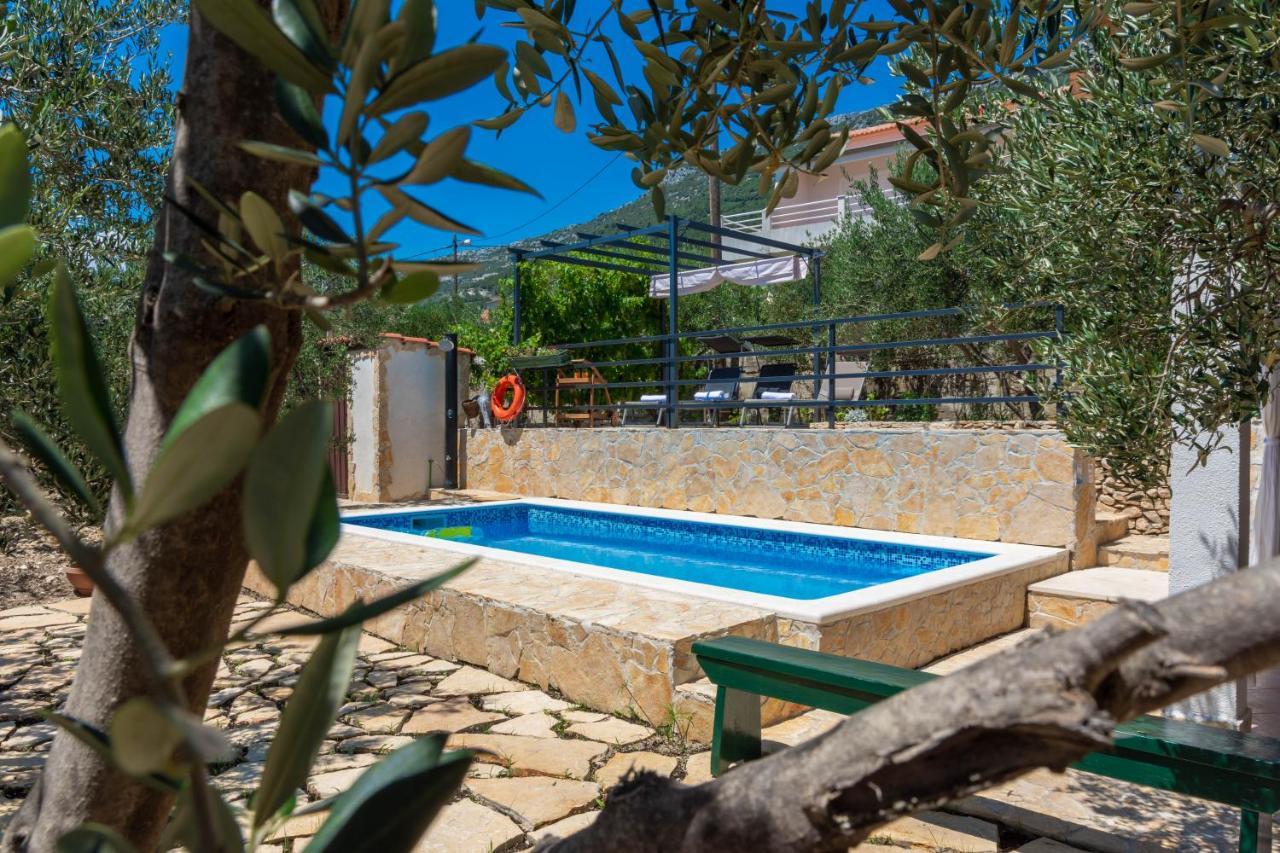 Plum Holiday Home Kastel Stari Exterior photo